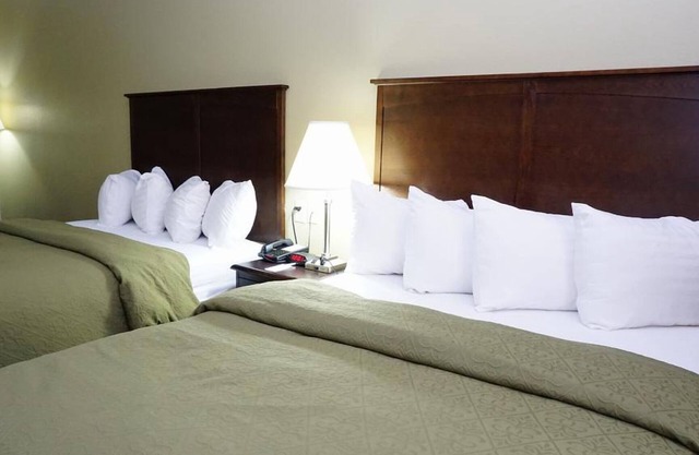 2 Queen Beds Stay, Scottish Inns Cresson, Free Hot Breakfast & Parking