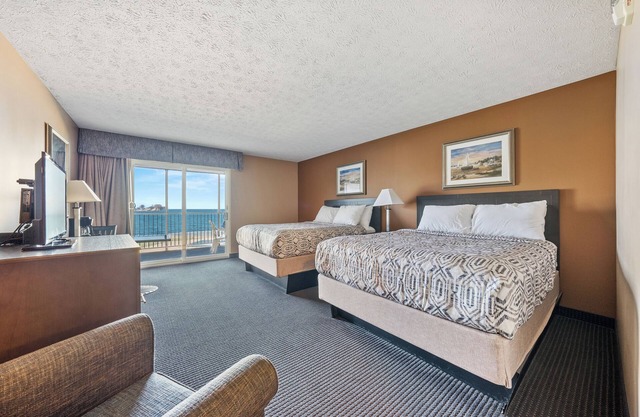 2 Queen Room with Lakeview Balcony