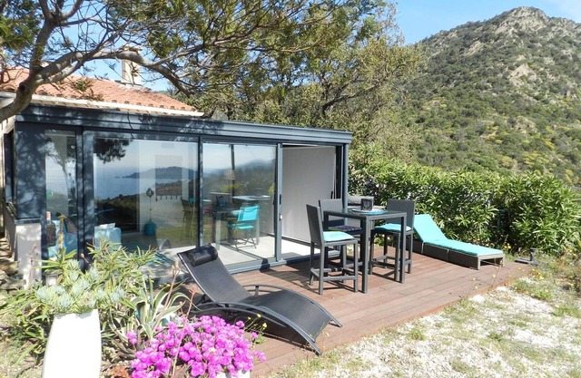 2-room apartment for 4, parking, garden terrace in Le Lavandou