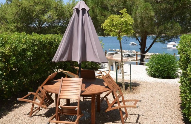 2-room apartment with sea and mountain views. Walk to the beach!