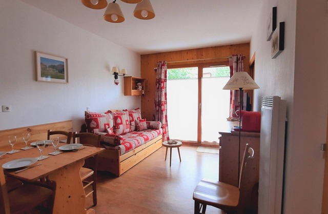 2-room cabin 6 people, pool, parking, wifi in Orcières Merlette