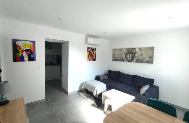 2-room air-conditioned ground-floor apartment with terrace and private parking lot