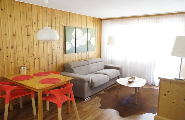 2 habitaciones, cocina, balcón sur, piscina, estacionamiento cubierto en Täsch tranquilo (zermatt)