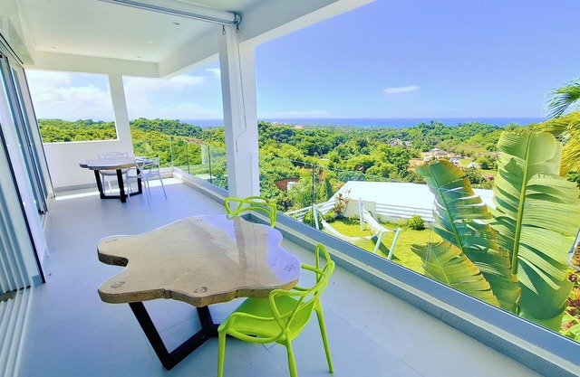 2 rooms and 1 bathroom in shared luxury Villa. Seaview infinity pool - Hammocks.