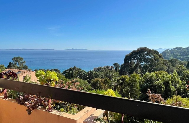 2 ROOMS EXCEPTIONAL SEA VIEW 5 min WALK FROM BEACH AND RAYOL VILLAGE (VAR)