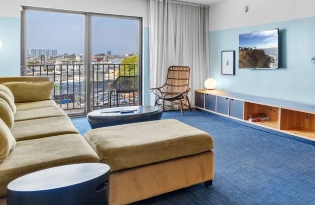 2 Rooms w/ Balcony | Kitchen | Rooftop Lounge | Free Breakfast