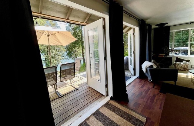 2 Seaside Cabins w. Sauna, Hot Tubs, Patios, Jet Skis, and More