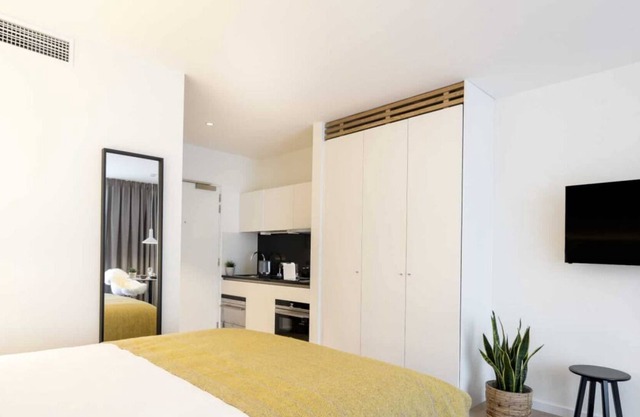 2 Spacious Accommodations w/ Full Kitchens! Self- Parking, Bike Rental