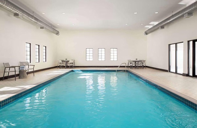2 Spacious Family Suites with Indoor Pool, Pet-Friendly and Free Breakfast