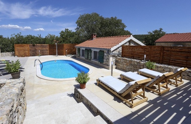 2 casas de piedra con piscina - zona tranquila