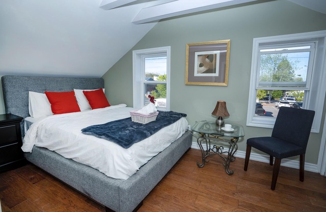 2 story, 2 bdrm, Cute and Small Loft, Mins to Beach and Lake