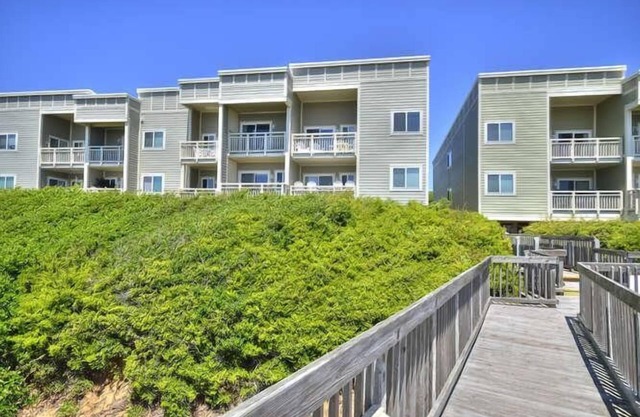 2 Story, 2 Bedroom/2Bath Oceanfront Condo with POOL-Sleeps 7