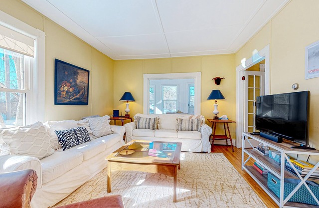 2-story dog-friendly home in downtown with grill, mtn views, streaming, & porch