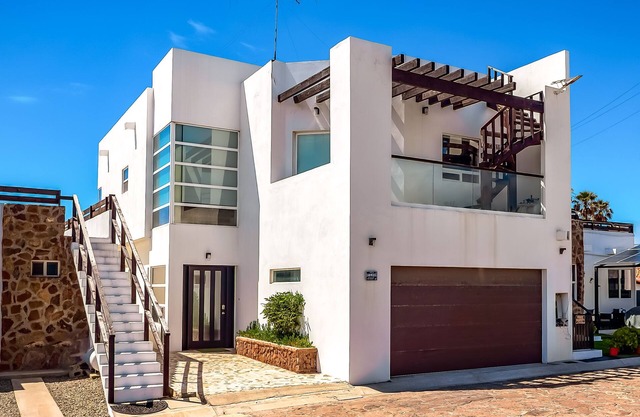 2-story dog-friendly villa with outdoor pool, patio, 2 balconies, streaming, AC