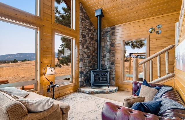2-story house + loft w/deck, private hot tub, mountain views, secluded location
