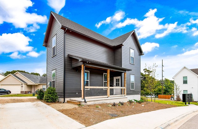 2-story modern & chic home near downtown with washer/dryer, AC, & fast WiFi