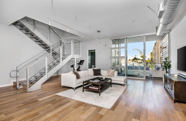 2 Story penthouse unit w/ home office and 2160 sq ft in heart of Marina Del Rey
