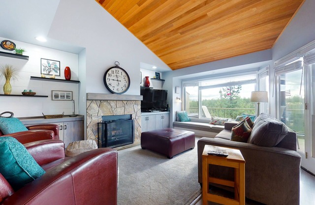 2-story resort townhouse on Deschutes River w/3 pools, hot tub, tennis, gym