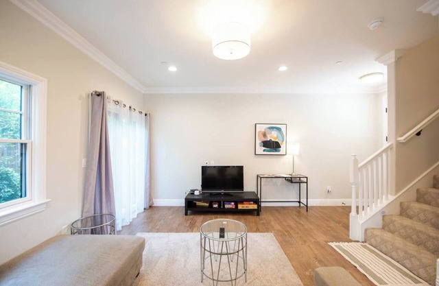 2-story/spacious/secure close to food/stores