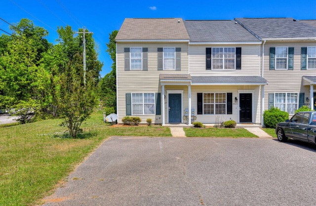 2 Story Townhome off Washington. Open floor plan.