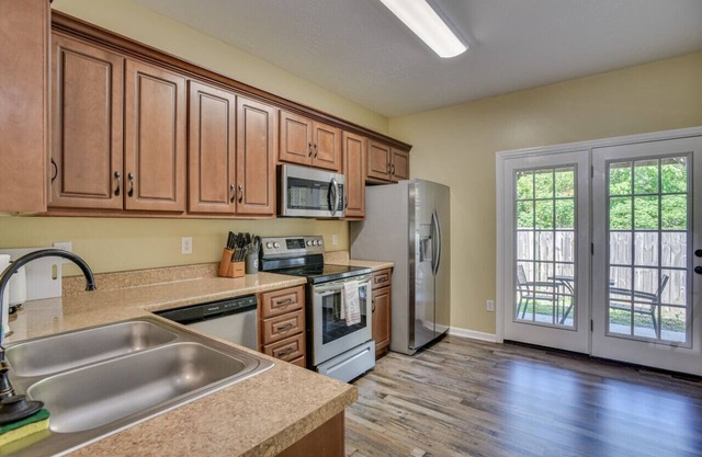 2 Story Townhouse 2 BR/2.5 Bath - Central Location