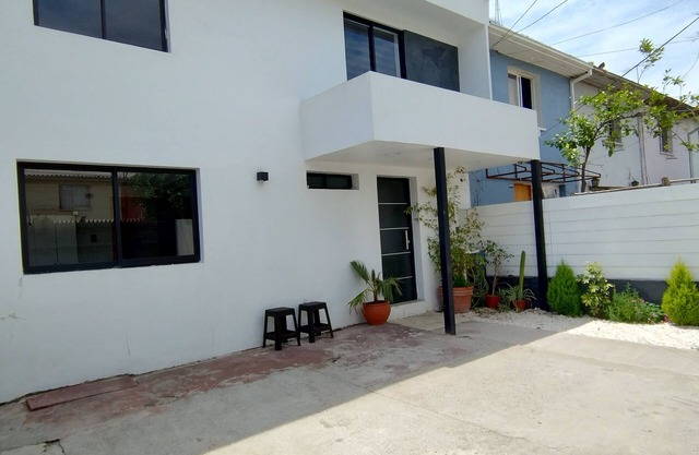 casa entera de 2 pisos con estacionamiento