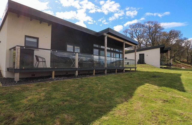 2 STRATHTAY LODGES, family friendly, with open fire in Aberfeldy