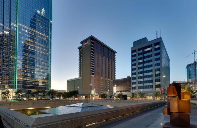 2 Stylish Rooms w/ Elegant Décor, Downtown Dallas Location! Pet-friendly, Pool!