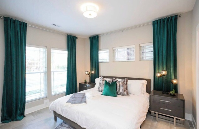 2 Townhomes w/Roof Decks + Grills