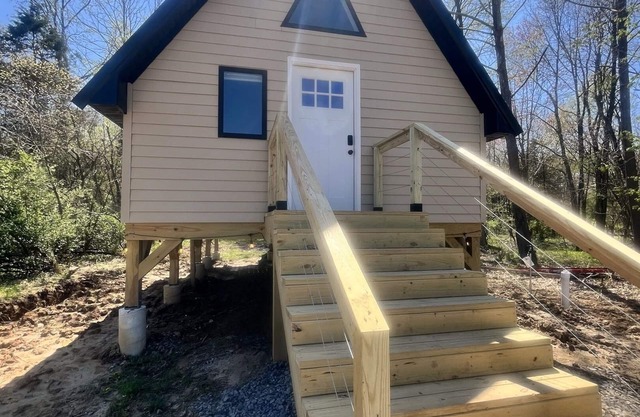 2 Treehouse Stay: Blonde and Brunette