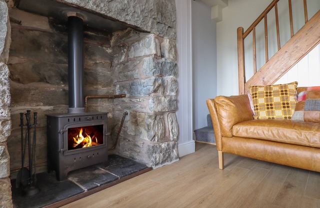 2 TY CAPEL, pet friendly, character holiday cottage in Cerrigydrudion