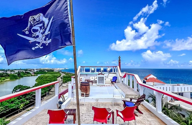 2 unique mid-island suites w/dipping pools