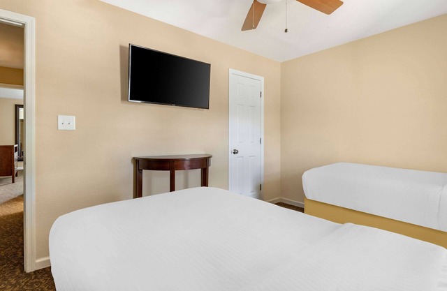 2 Units w/ Kitchens Perfect for Families, Onsite Pools, Free Parking!