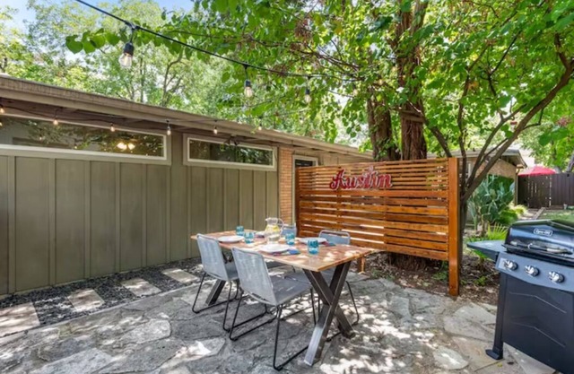 2 Units with 5 bedrooms, 10 Mins Downtown, Next to UT, Free parking