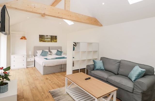 2 WELFORD BARNS, pet friendly, with a garden in Fordingbridge