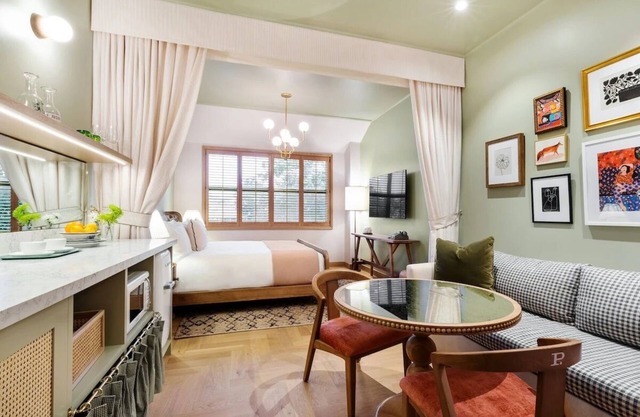 2 x The Deluxe King at Palihouse Hyde Park Village, Pets Allowed!