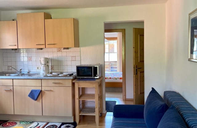 (2) Apartamento de dos habitaciones de 40 m 2, 1-4 personas, dormitorio adicional, cocina, gran balcón terraza