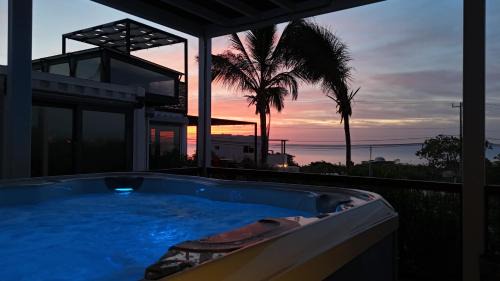 20-30 Knots- Stylish Gaming Eco Homes Hot Tub