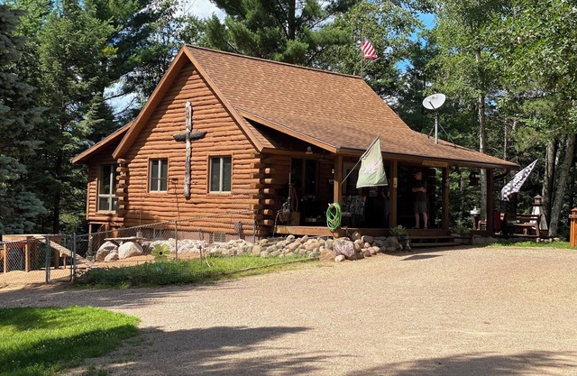 20 acre, 5-bedroom waterfront cabin in Suring. Private pond & River Access!