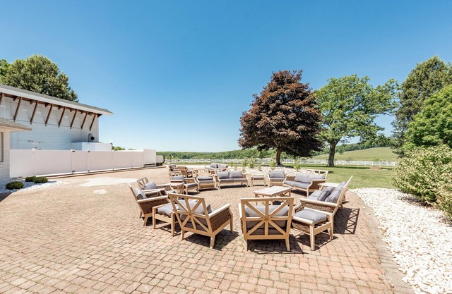 The Herrington: la propiedad de alquiler más grande en MD con piscina privada, cine en casa