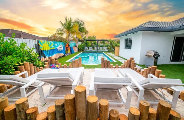 +20 Cozy House/Heated Pool/Basketball/Pool Table/Kids Playground/BBQ