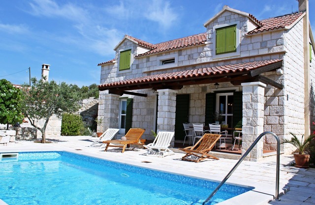 Hermosa casa de piedra antigua de 3 dormitorios en Dalmacia con piscina privada