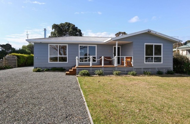 20 metres from the safest familiy beach- HAMPTON Style Waterfront Home
