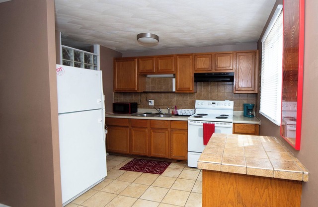 20 min. to Lucas Oil Stadium! Cozy 4 bdrs residence with 2 full baths & deck