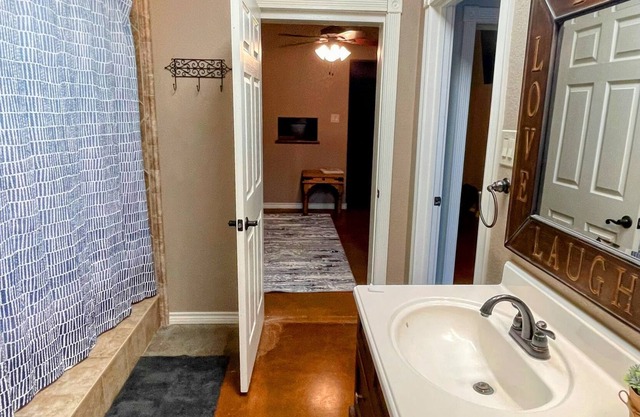 20 min to Matagorda - Secure & Ideal for Weekenders & Business Travel