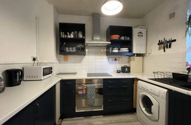 20 minutes to Central London! Family sized apartment opposite park and shops