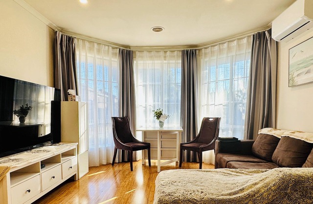 20 minutes to Mel CBD! 2 BRs AirCon unit house with living kitchen parking.