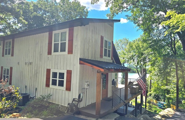 20% OFF Book 7/31 Luxury, Lakefront, Dock, Firepit, Hot Tub- Lone Oak Lakehouse