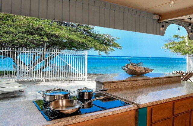 20% OFF FOR ALL 4 NIGHT STAYS - NEW Listing - Beachfront Suite & Spacious Patio