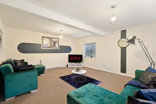 20 percent off! Large Spacious Abode with Games Room!